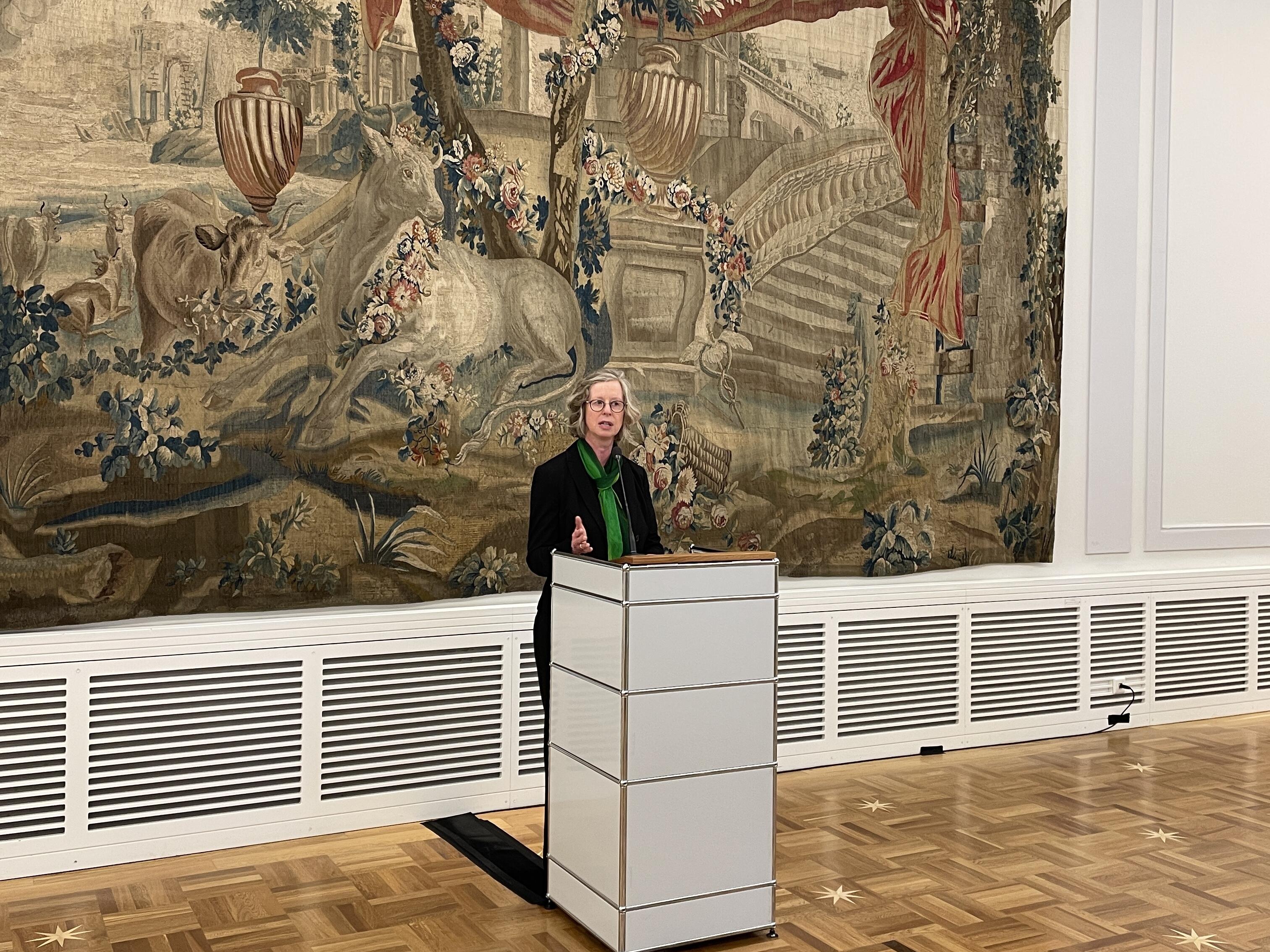 Die stellvertretende Bürgermeisterin Frau Nicole Unterseh hält eine Ansprache während des Empfangs im Alten Rathaus von Bonn.