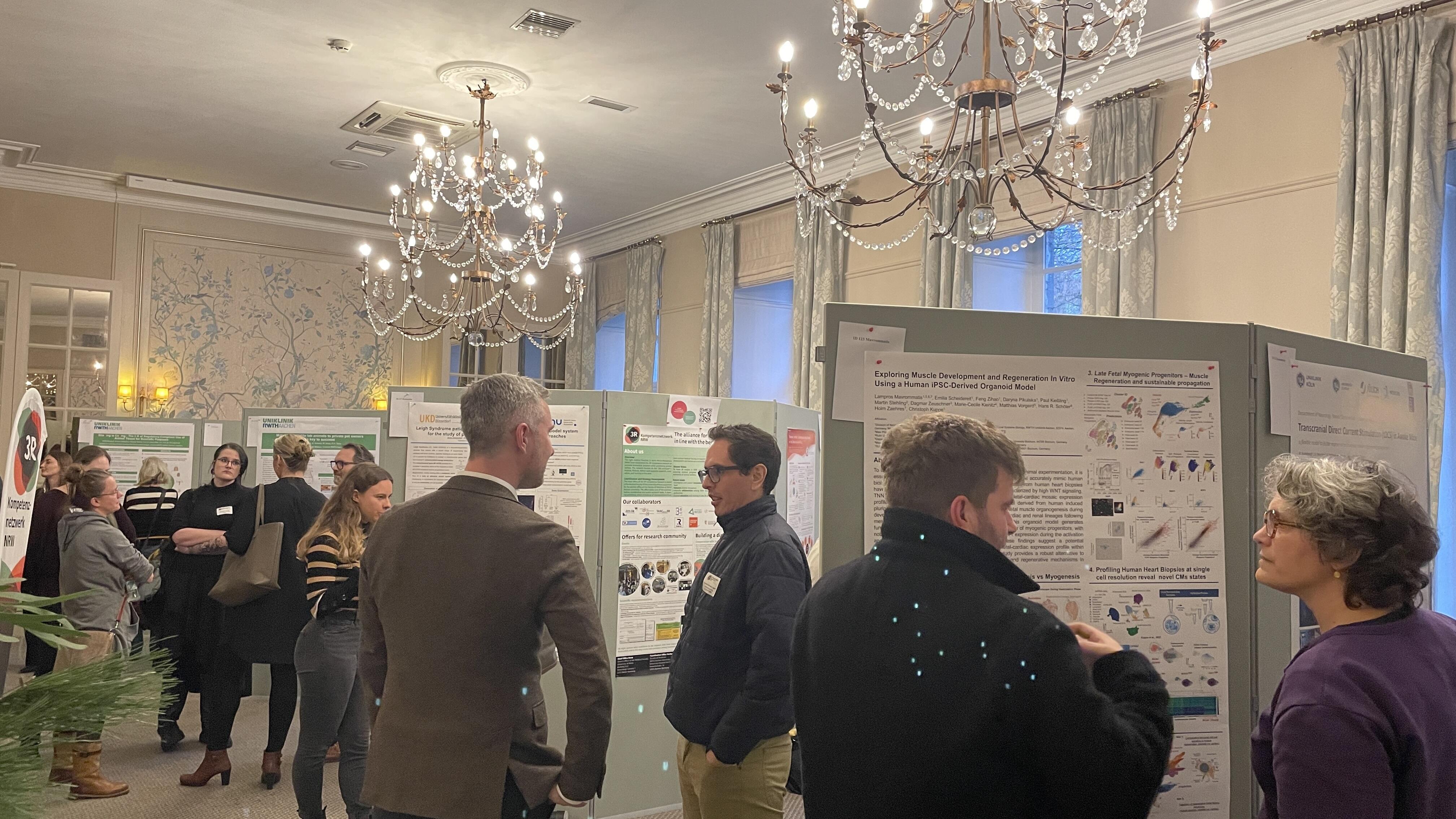 Nachwuchswissenschaftler:innen teilen ihre Forschung während der Poster-Session